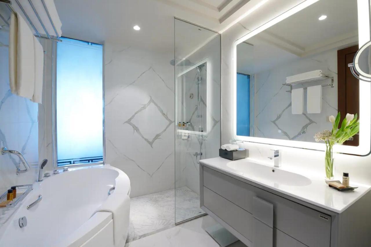Wyndham Grand Doha West Bay Beach 외부 사진 Bathroom