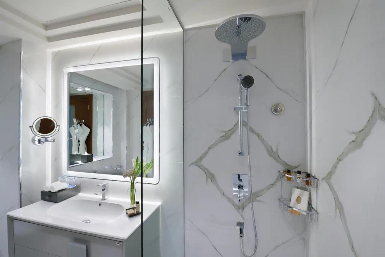 Wyndham Grand Doha West Bay Beach 외부 사진 Bathroom