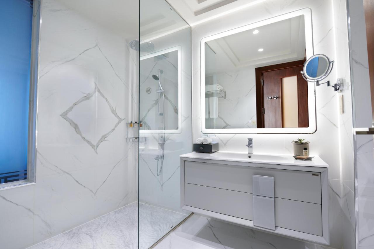 Wyndham Grand Doha West Bay Beach 외부 사진 Bathroom