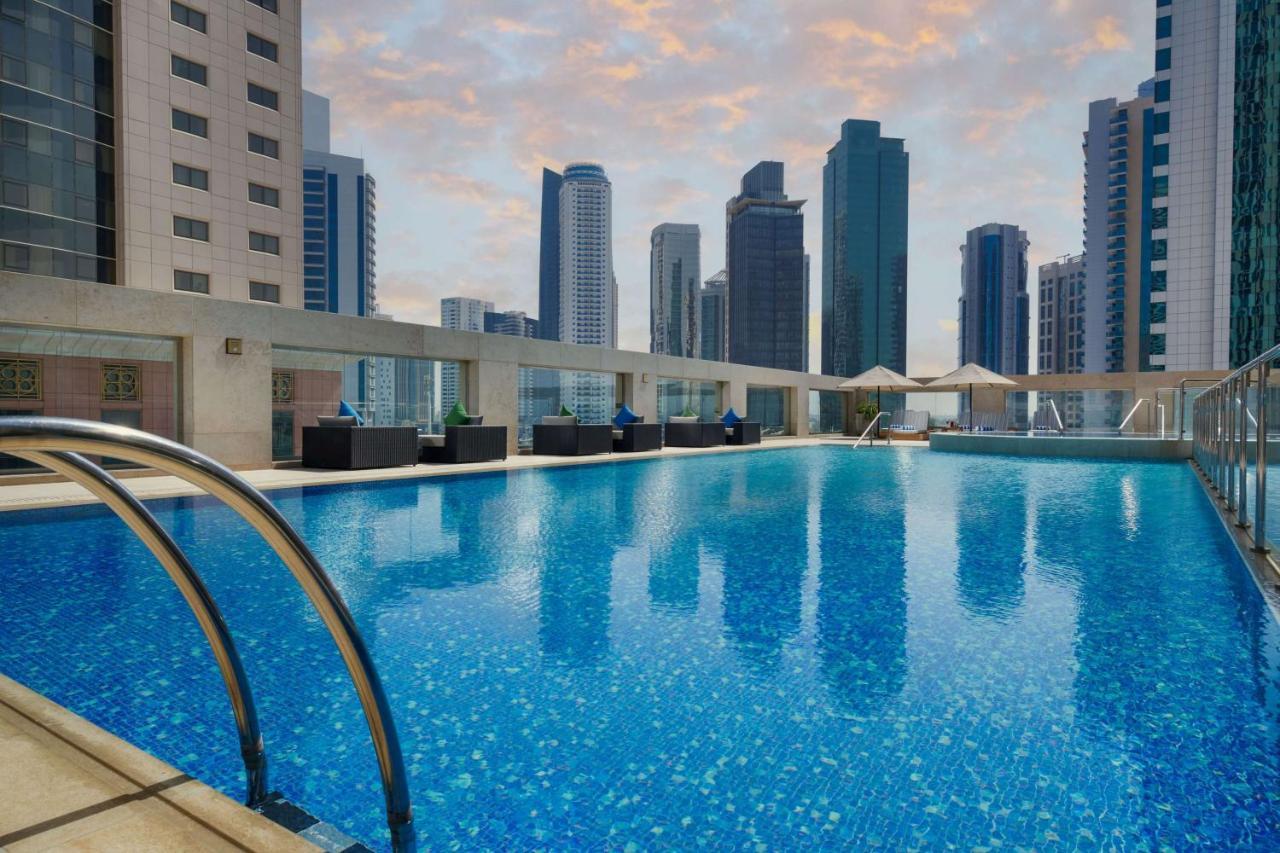 Wyndham Grand Doha West Bay Beach 외부 사진 The swimming pool at the hotel