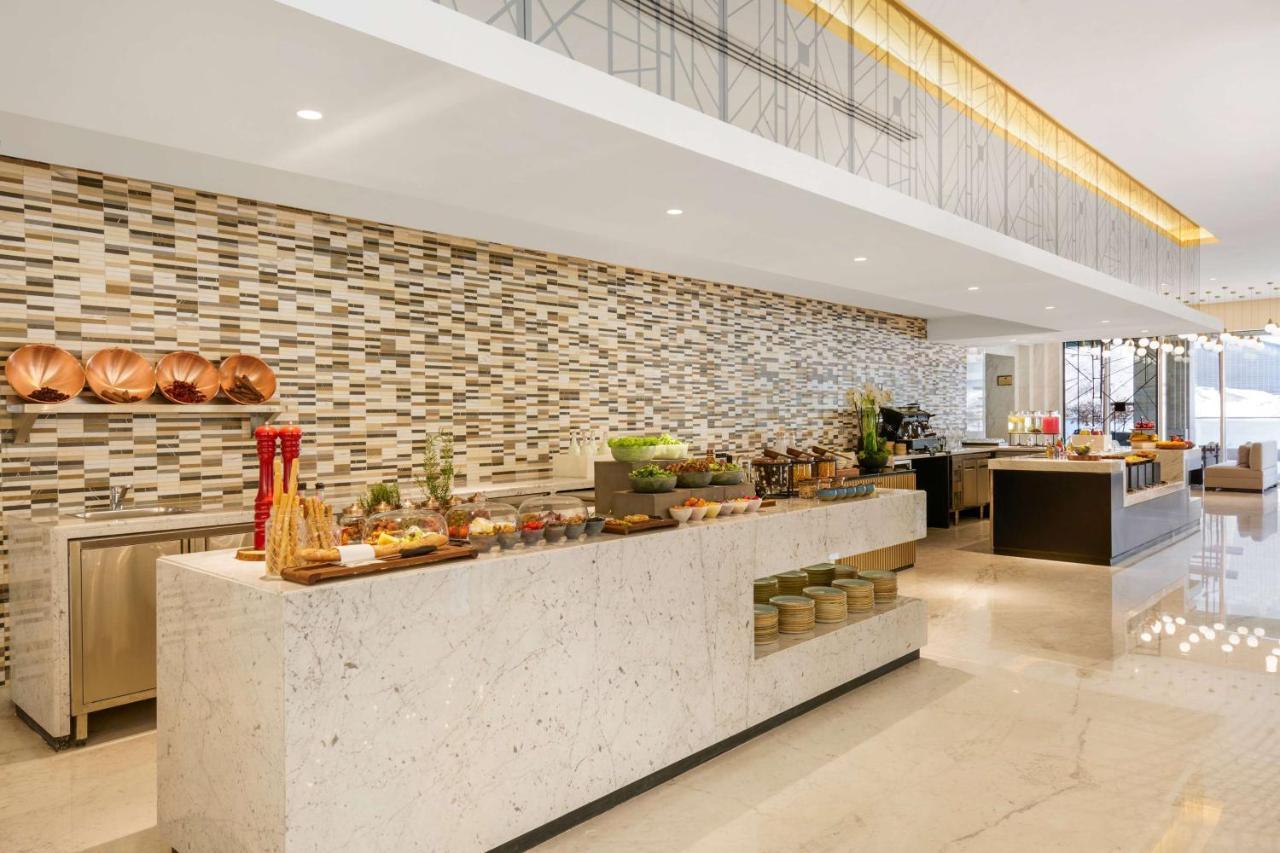 Wyndham Grand Doha West Bay Beach 외부 사진 The buffet at the lobby
