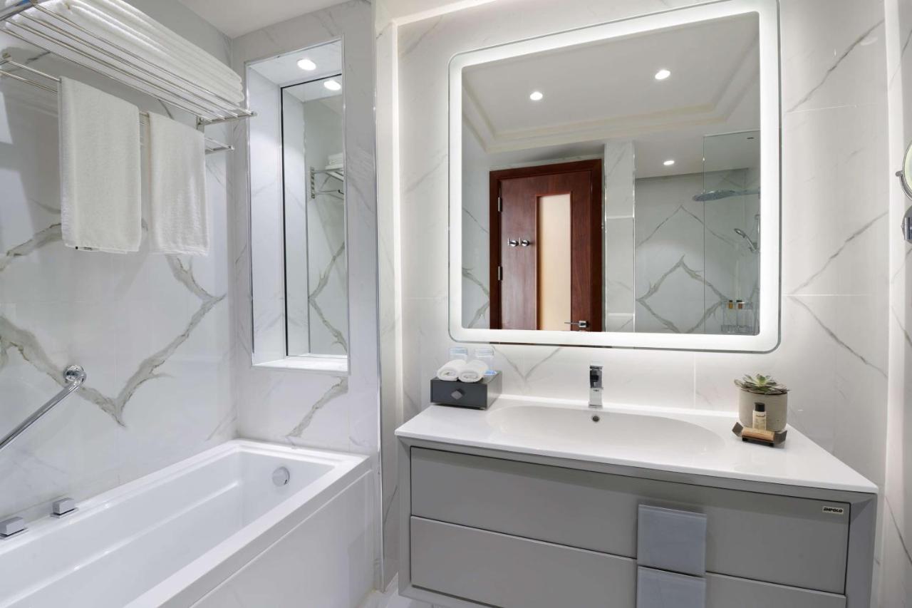 Wyndham Grand Doha West Bay Beach 외부 사진 Bathroom