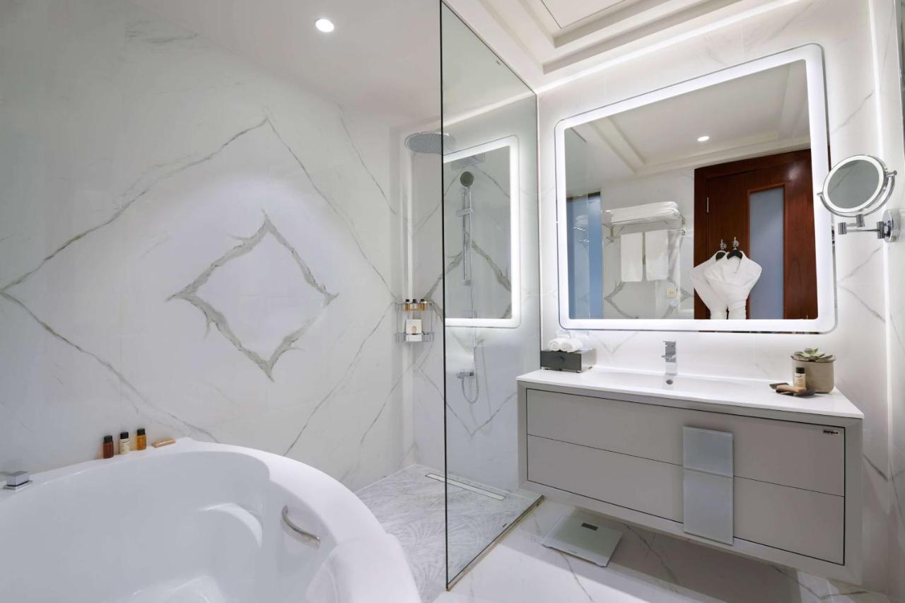 Wyndham Grand Doha West Bay Beach 외부 사진 Bathroom