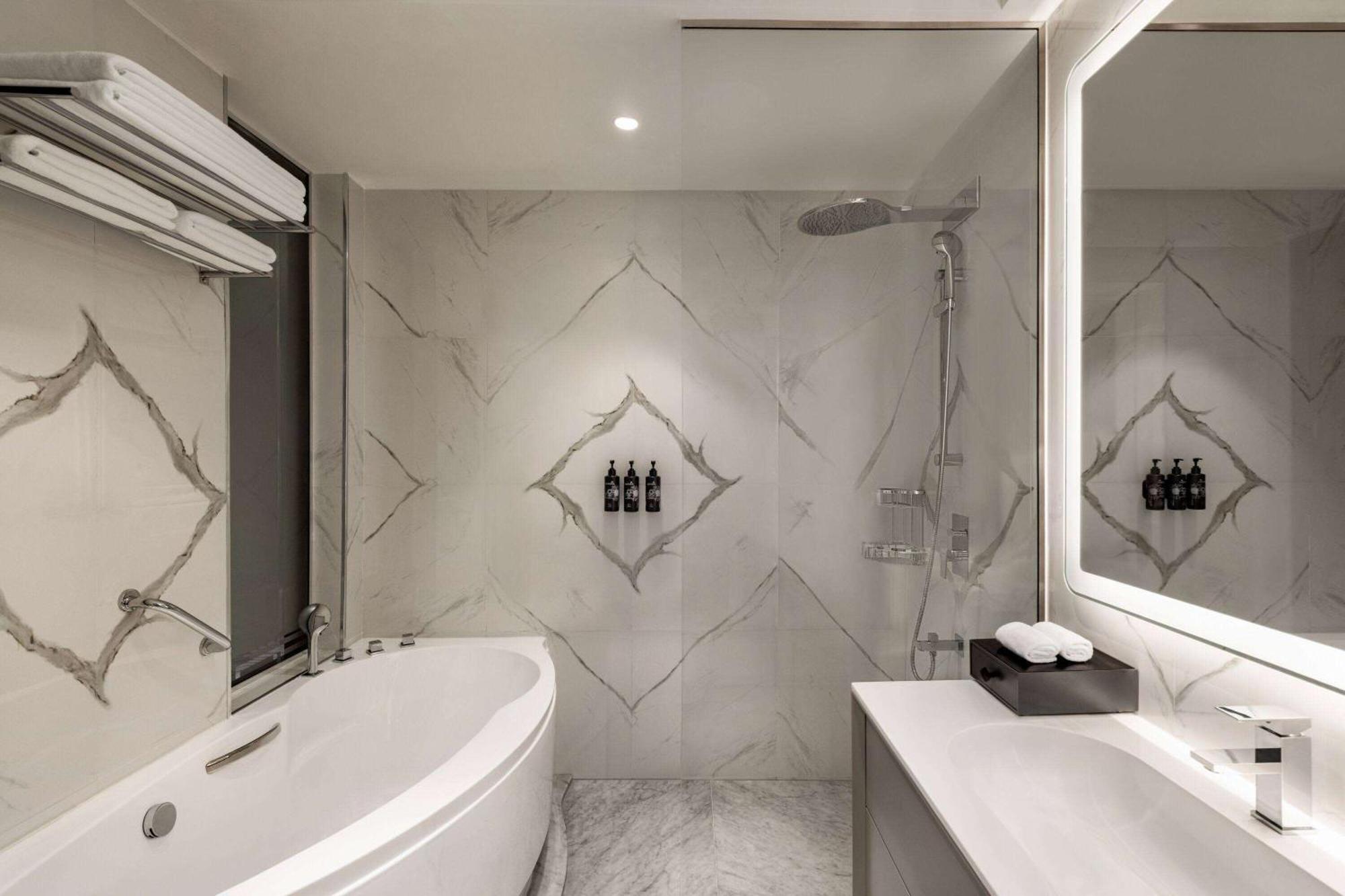 Wyndham Grand Doha West Bay Beach 외부 사진 Bathroom