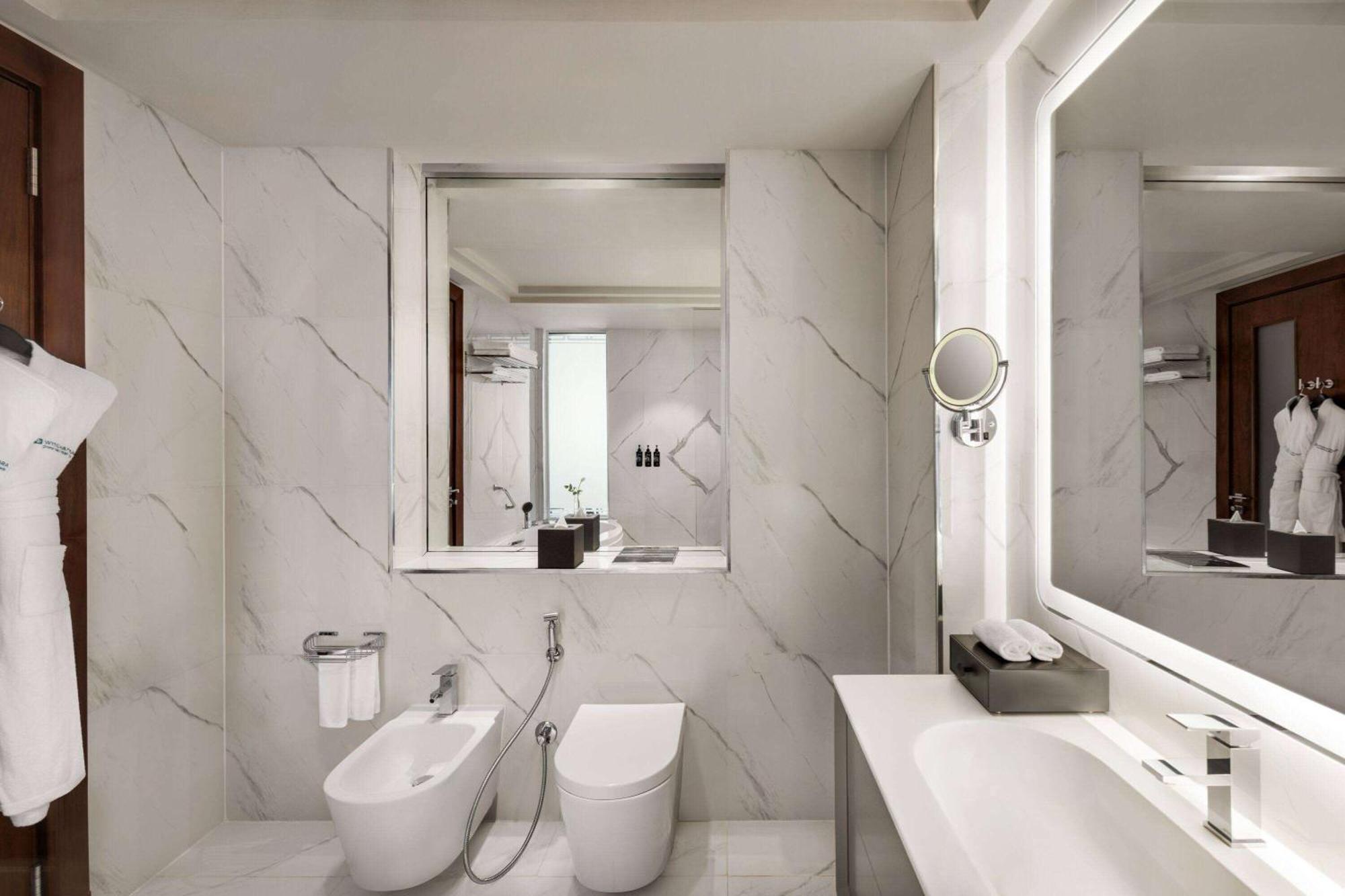 Wyndham Grand Doha West Bay Beach 외부 사진 Bathroom